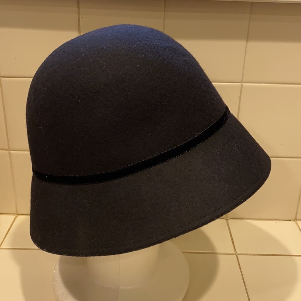 Black Gymboree bell style wool hat - Picture 2 of 9